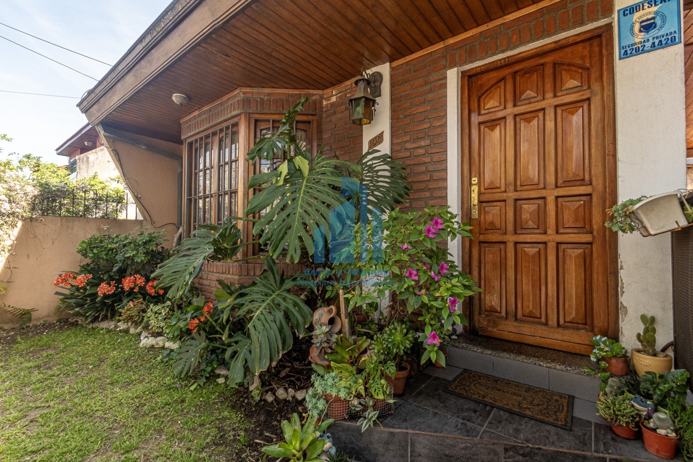 Venta Chalet 5 ambientes con cochera en Sarandi