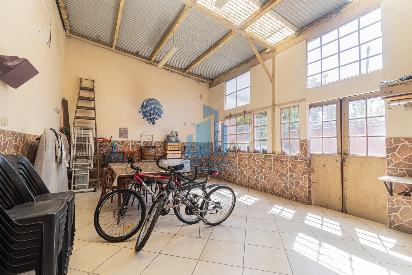 Venta Chalet 5 ambientes con cochera en Sarandi