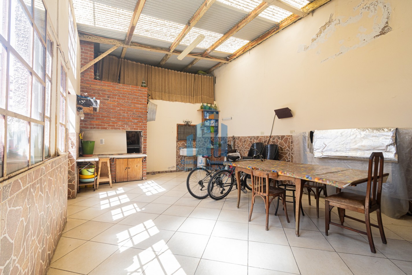 Venta Chalet 5 ambientes con cochera en Sarandi