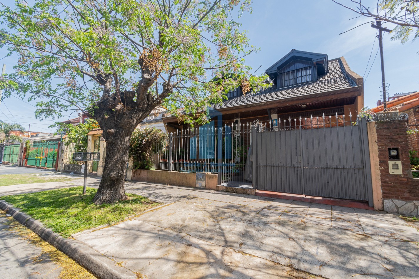 Venta Chalet 5 ambientes con cochera en Sarandi