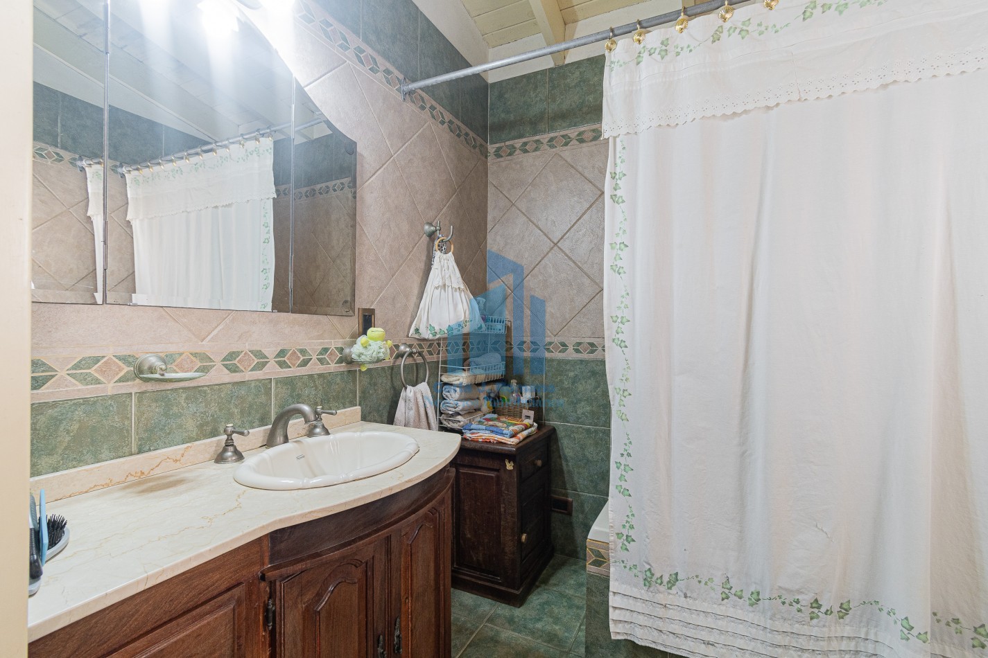 Venta Chalet 5 ambientes con cochera en Sarandi
