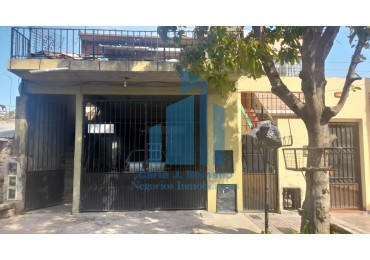 VENTA CASA 5 AMBIENTES CON COCHERA 