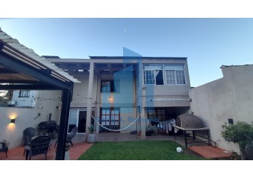 VENTA CASA 4 AMBIENTES CON COCHERA EN QUILMES 